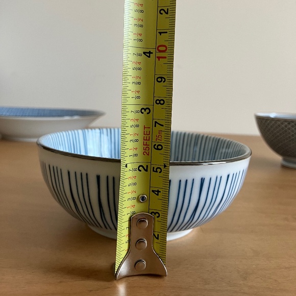 Japanese Porcelain Bowls x 3 - Picture 9 of 13